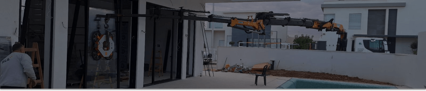 הנפת זכוכית באמצעות מנוף ונטוזה